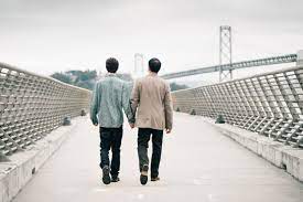 प्रेम में पड़ा युवक लड़की बनने के लिए करा रहा है हार्मोन्स चेंज 