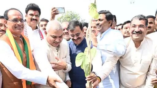 शिवराज ने किया वृक्षारोपण 