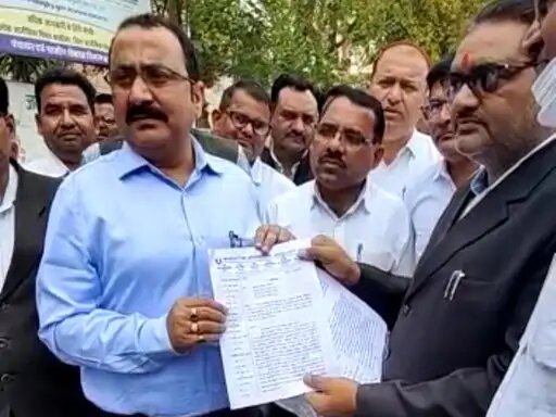 खिलाफ प्रदर्शन