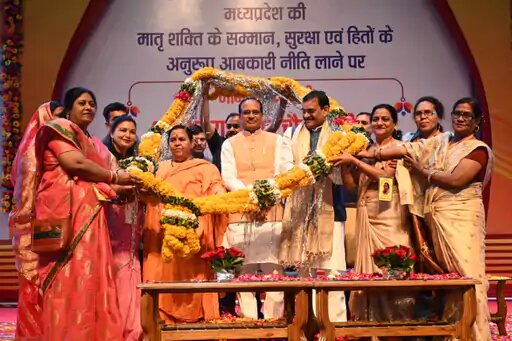 उमा भारती ने शिवराज सिंह चौहान का अभिनंदन किया