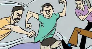 भरी सड़क पर पुलिसकर्मी को मछली व्यापारी ने पीटा 