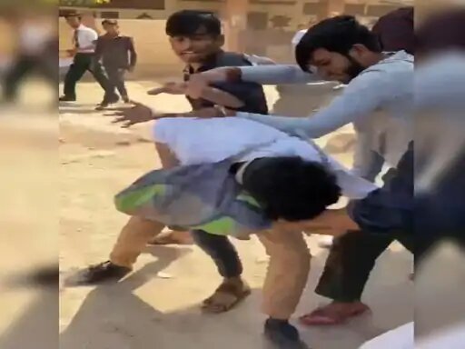  बेहरहमी से पिटाई 