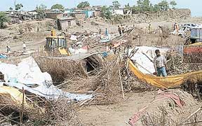 दशहरा मैदान और कान्हाकुंज फेज टू की करीब 200 झुग्गियां हटाईं