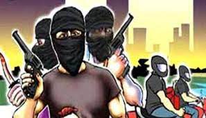 ujjain, Masked miscreants ,looted lakhs 