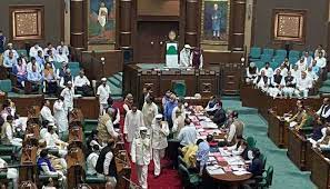 सरकार की क्यों बदनामी कराते हो