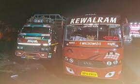 khandwa,  girl stuck neck, truck blew her head