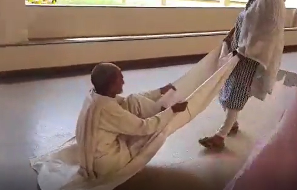  ससुर को चादर पर बैठाकर खींचते हुए ले गई बहु 