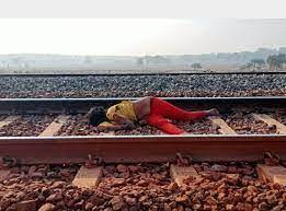 indore, minor girl crushed , death with stone