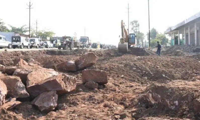 सड़को पर तेजी से हो रहा काम 