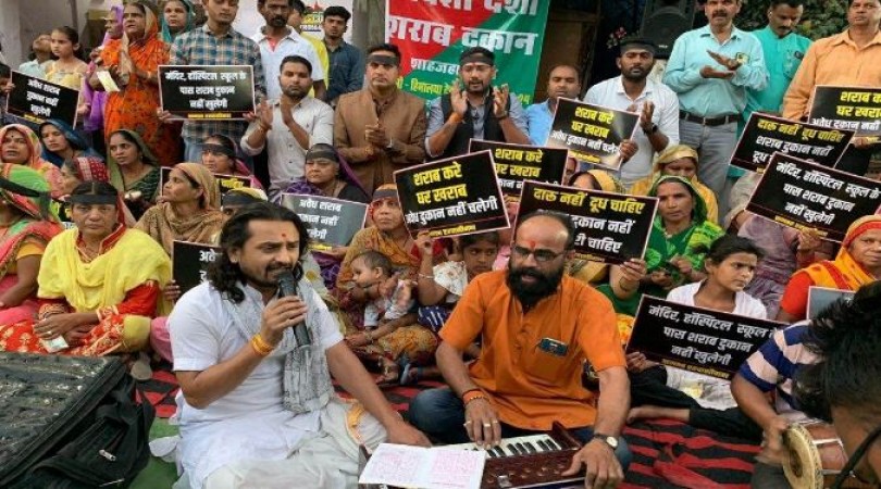 शराब दुकान खोलने के विरोध में लोग सड़क पर उतर आए