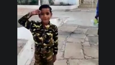 नन्हा बच्चा सेना की वर्दी में