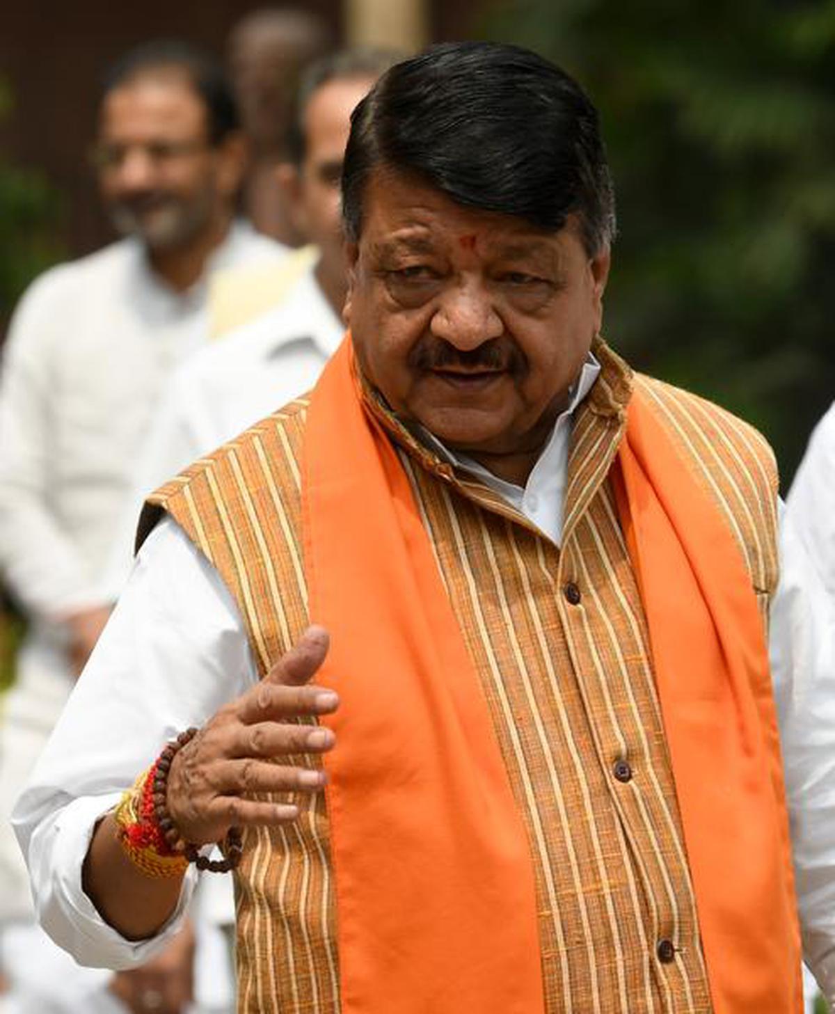 छोटे कपड़े पहनने वाली लड़कियां लगती हैं शूर्पणखा