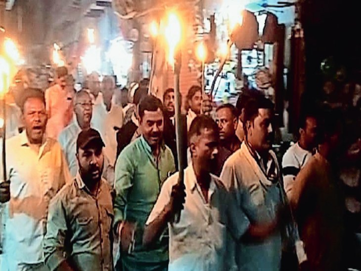 राहुल के समर्थन में निकला मशाल वाला जुलूस 