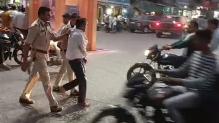 BJP पदाधिकारी को सब इंस्पेक्टर ने बाइक से नीचे पटक दिया