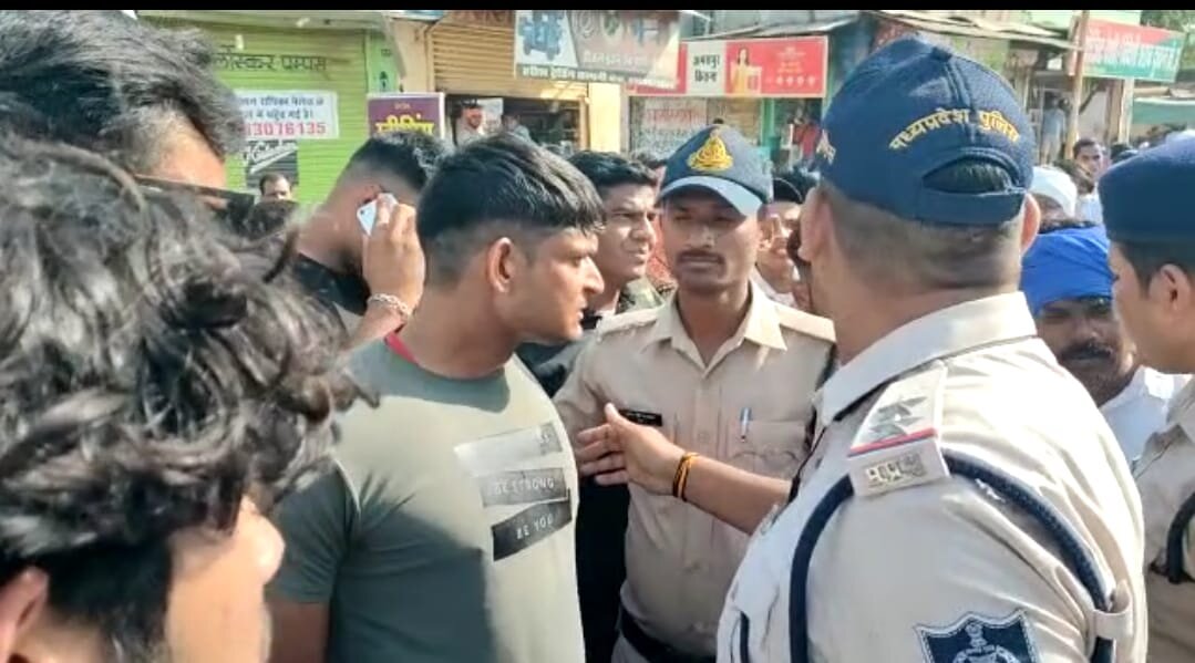  अंबेडकर जयंती में प्रदर्शन कर रहे युवाओं को पुलिस ने किया गिरफ्तार 