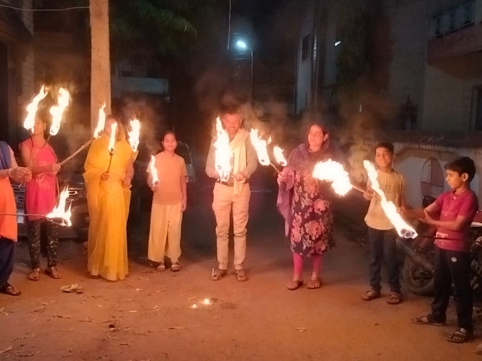  अपनी मांग मंगवाने के लिए हाथों में मशाल लेकर किया प्रदर्शन 