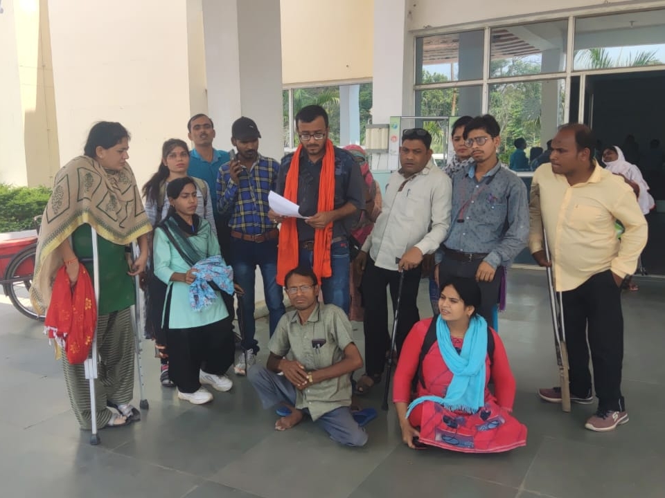 नौकरी की मांग को लेकर दर-दर भटक रहे है दिव्यांग