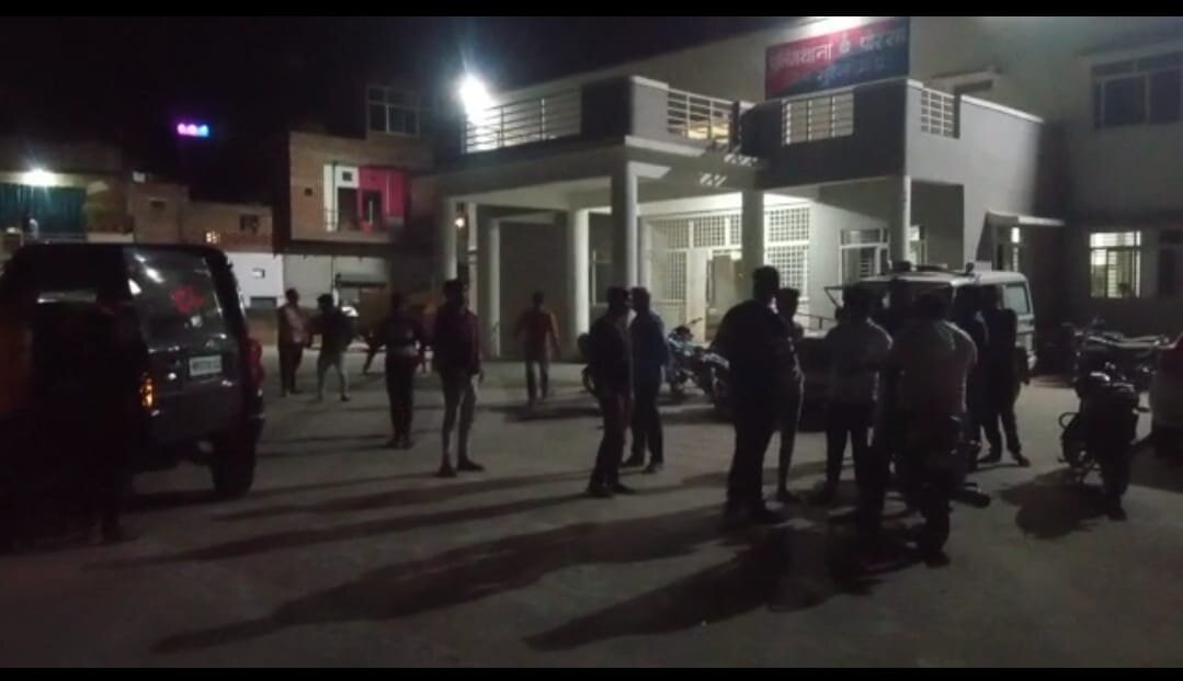 हमला उस समय बोला गया जब वे परशुराम जयंती के लिए होर्डिंग लगा रहे थे