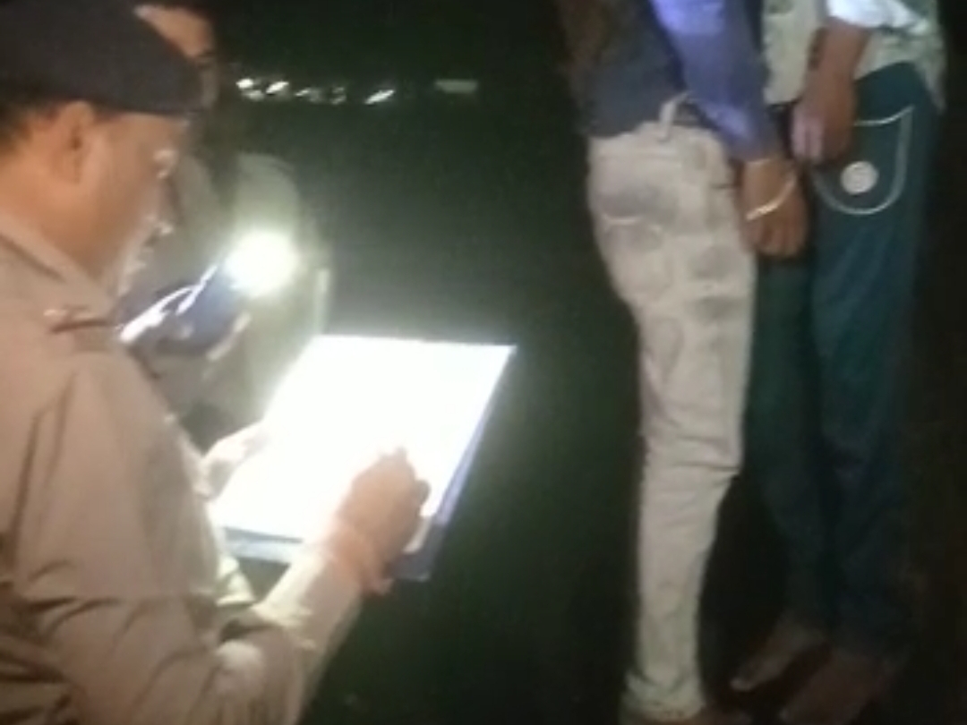 दोस्तों ने एक ही रस्सी से पेड़ पर लटककर आत्म हत्या कर ली