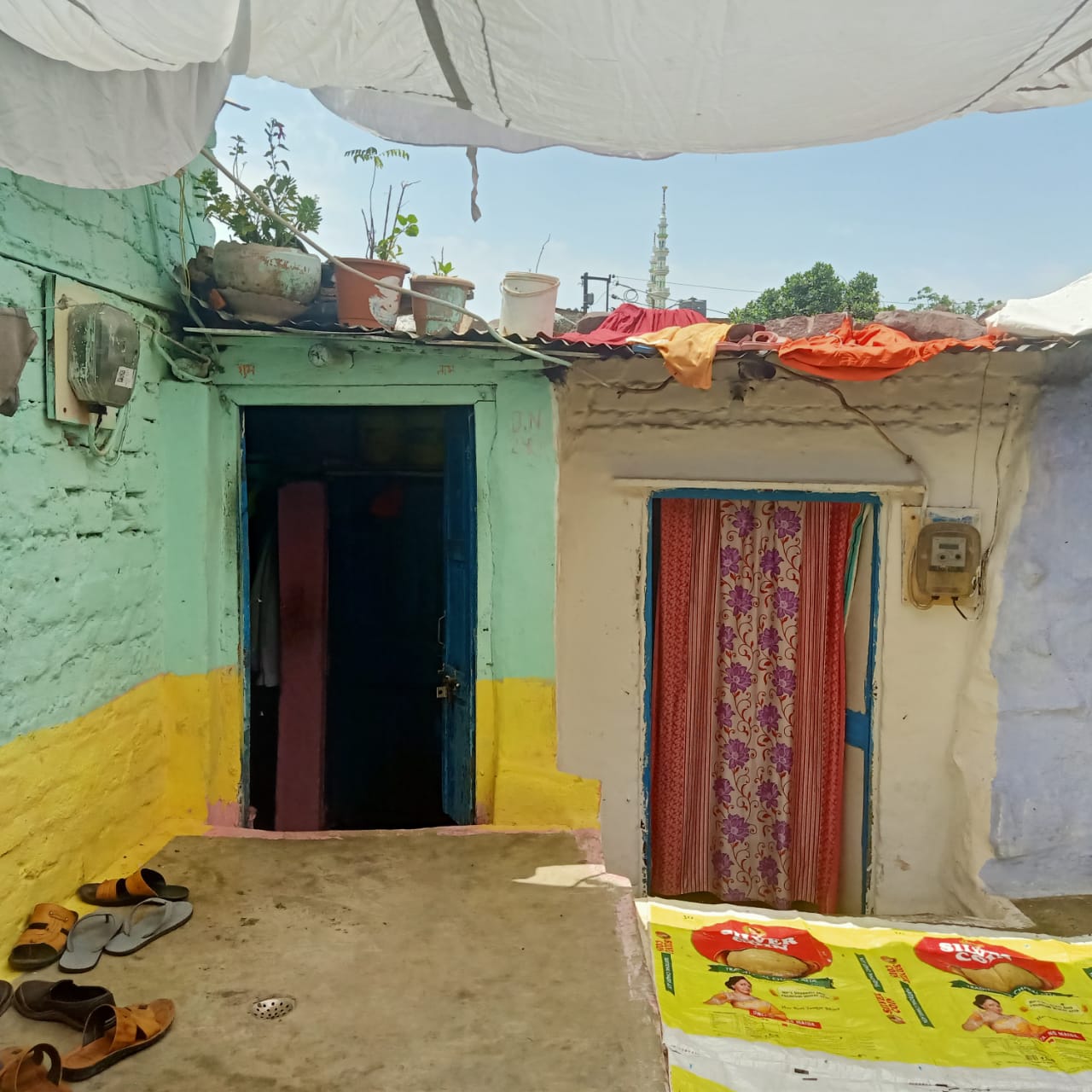 शोर बाहर न जाए इसलिए पत्नी और बेटी के मुंह में कपड़ा ठूंस दिया