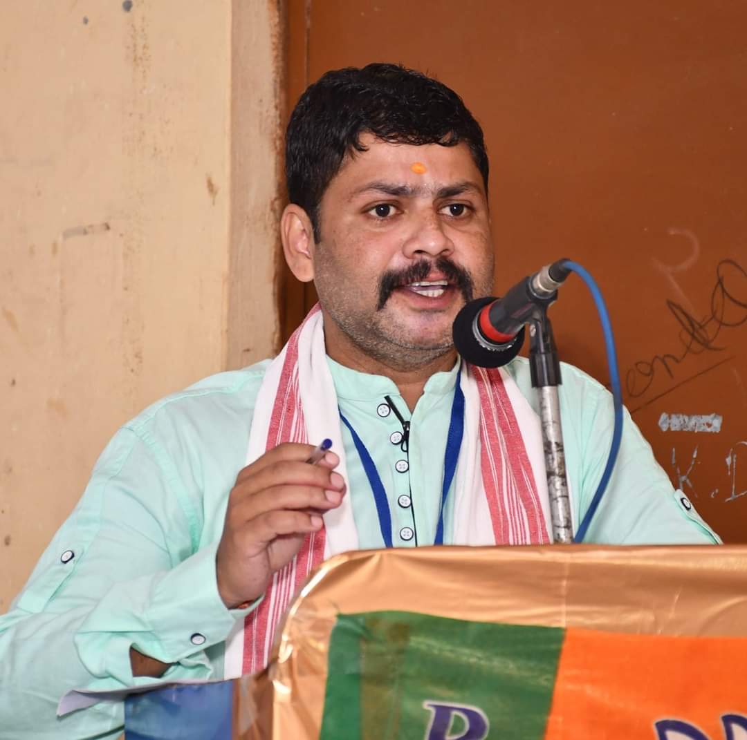 उनके खिलाफ स्थायी वारंट जारी हुआ था लेकिन वे कोर्ट में पेश नहीं हुए