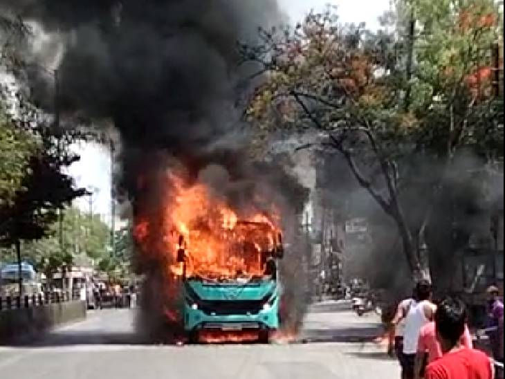 बस पूरी तरह से जलकर खाक हो गई