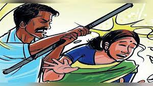 पति ने पत्नी को पीटा 