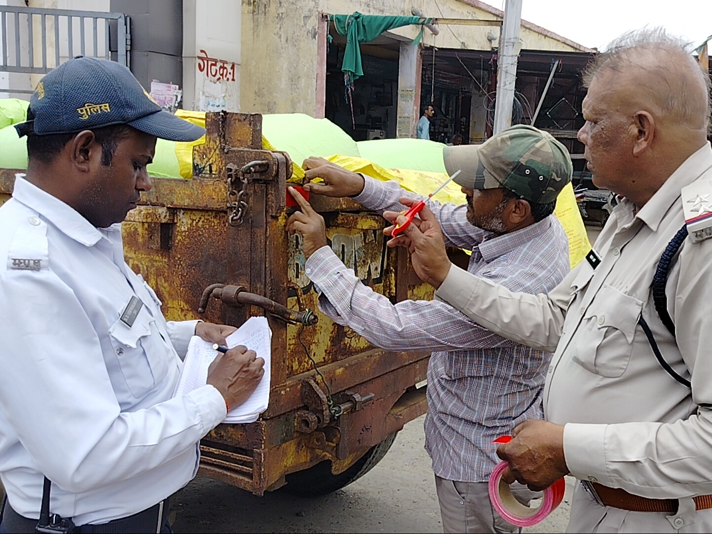 यातायात नियमों का पालन करने की गुजारिश 