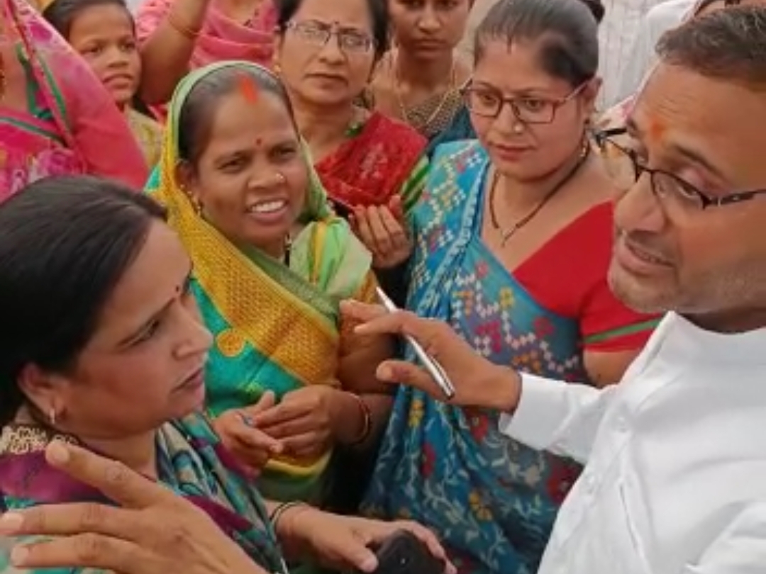 महिलाओं ने विधायक सचिन बिरला को रोक लिया