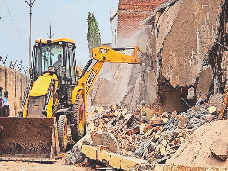 पक्के अतिक्रमण के खिलाफ तोड़फोड़ की कार्रवाई