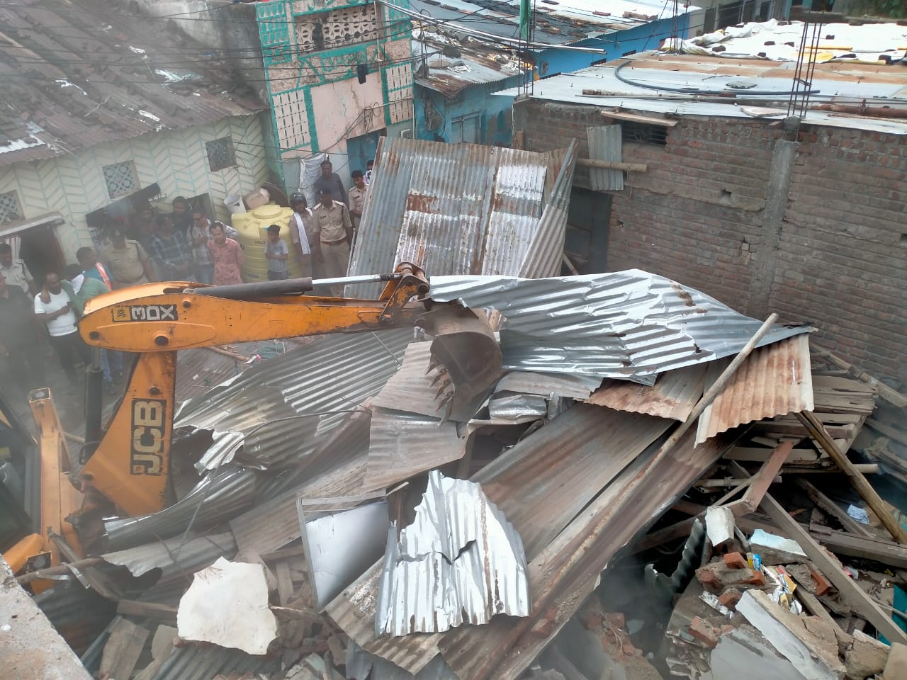 मकानों पर भारी पुलिस बल की मौजूदगी में बुलडोजर चलवाया