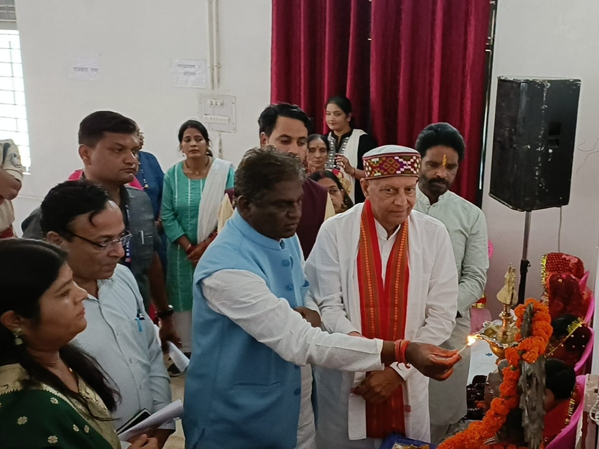 चुनाव पास आते ही सांसदजी को अपना क्षेत्र नजर आने लगा 