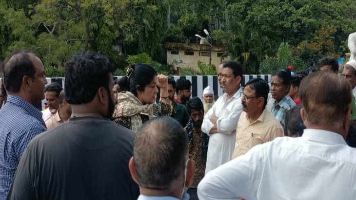 विरोध प्रदर्शन में कांग्रेस पार्षद और निगम में नेता प्रतिपक्ष शबिस्ता जकी भी शामिल हुईं