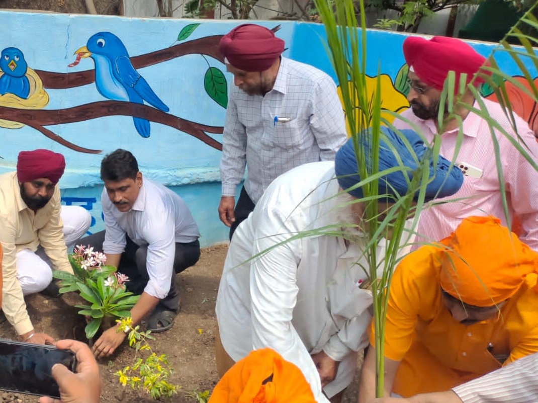 सिक्ख समाज जनों की ओर से स्थानीय गुरुद्वारे के सामने पौधारोपण किया