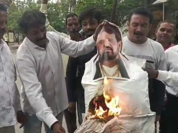 इंदौर में सुबह कांग्रेस नेताओं ने दो पुतले फूंके