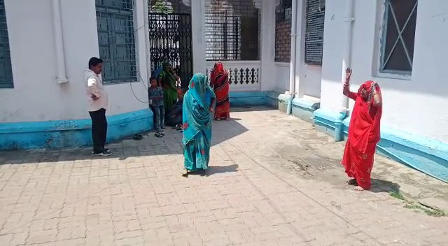 बुजुर्ग महिला के जोर-जोर से चिल्लाने पर वहां भीड़ भी लग गई