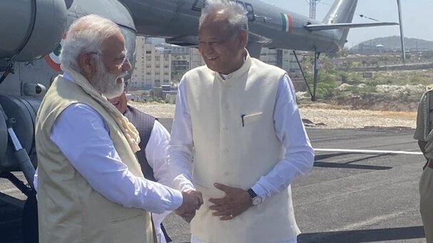 एक ही मंच से एक-दूसरे पर सियासी तंज