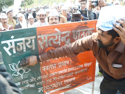 मंत्री पाठक  पर पोती कालिख 