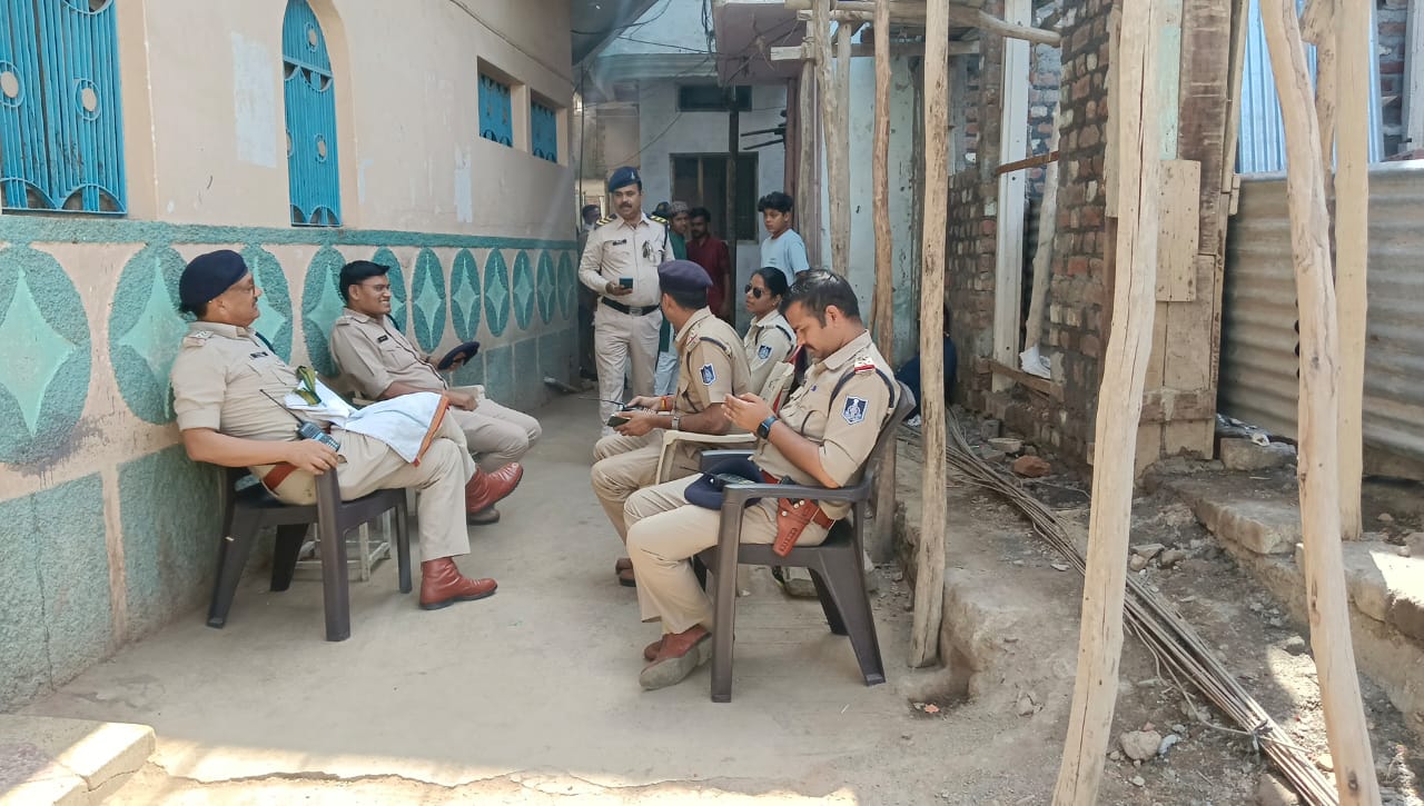  मजदूर लगाकर मकान तोड़ने की कार्यवाही की जा रहीं है