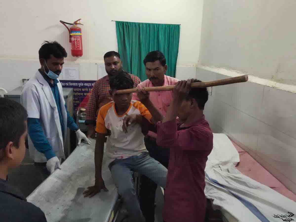 परिजन उसे इसी हालत में लेकर 50 किलोमीटर दूर जिला अस्पताल पहुंचे