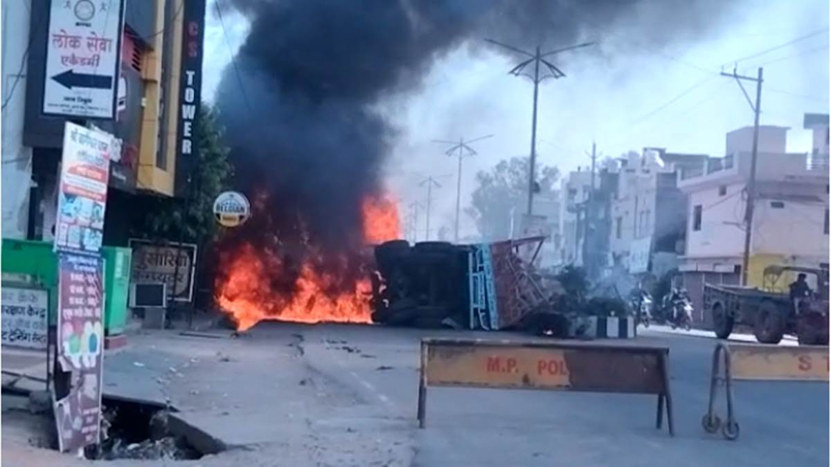 tikamgarh, truck , divider