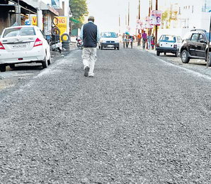 सीएम शिवराज गए और सड़क उखड़ गई