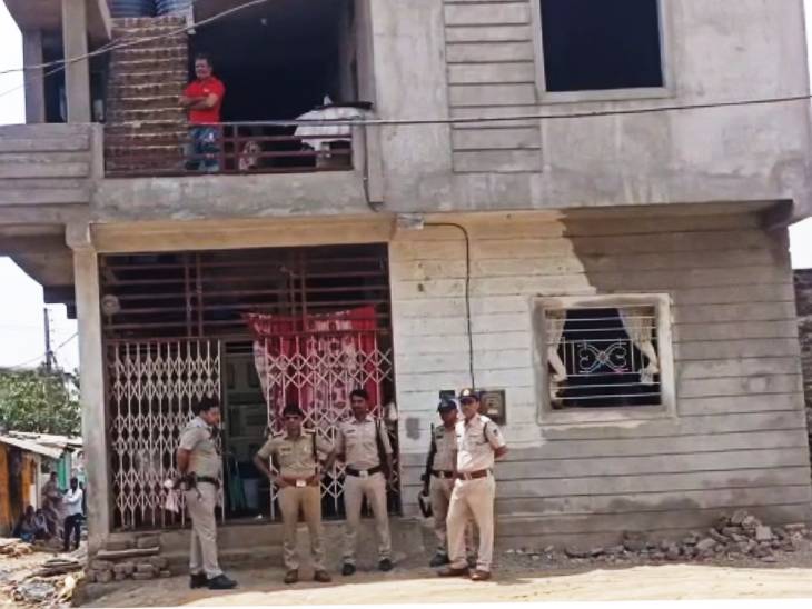 रकीब के कमरे में दो घंटे तक सर्चिंग की गई