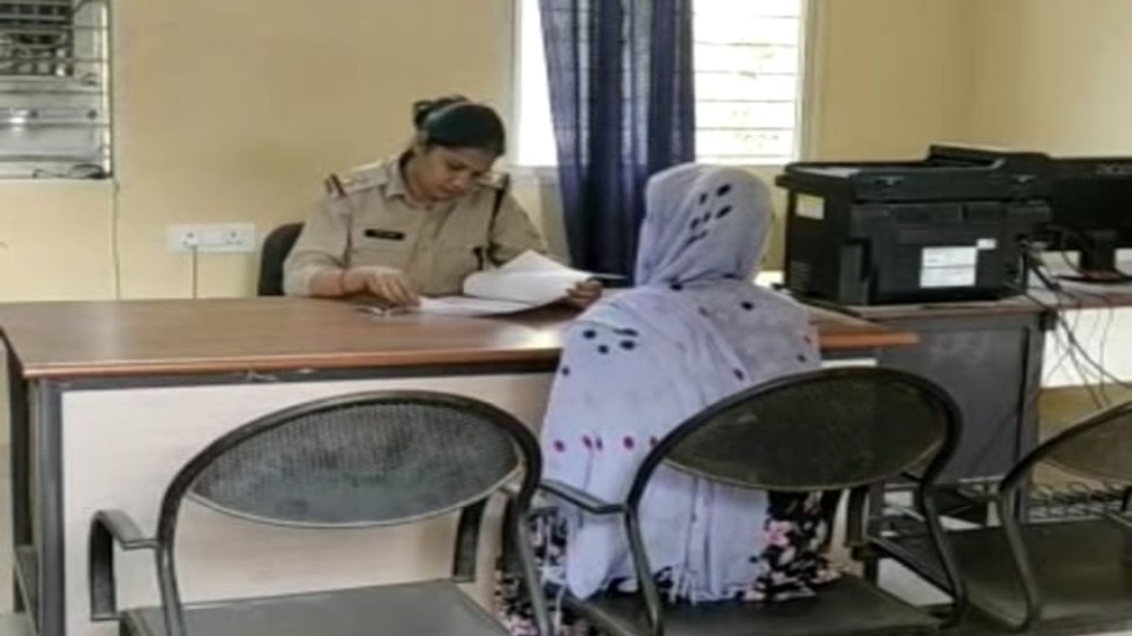 गरीबी के चक्रव्यू में फंसी युवती विरोध भी नहीं कर पाई