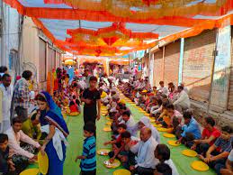 शनि मंदिर के बाहर कुन्बी आवार में भंडारा प्रसादी का आयोजन हुआ