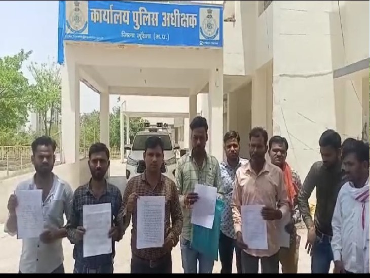 साड़े चार करोड़ रुपए नौकरी लगवाने के नाम पर ठगे हैं।