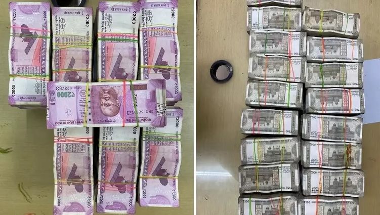  अलमारी में रखे ट्रॉली सूटकेस में 2000 और 500 के नोट थे।