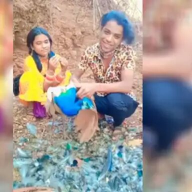  वायरल वीडियो में मोर के साथ एक युवक और युवती बैठे नजर आ रहे हैं