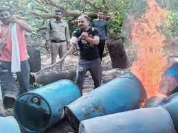  पुलिस ने 14 सौ लीटर लाहन सहित भट्टी को नष्ट करने की कार्रवाई की है