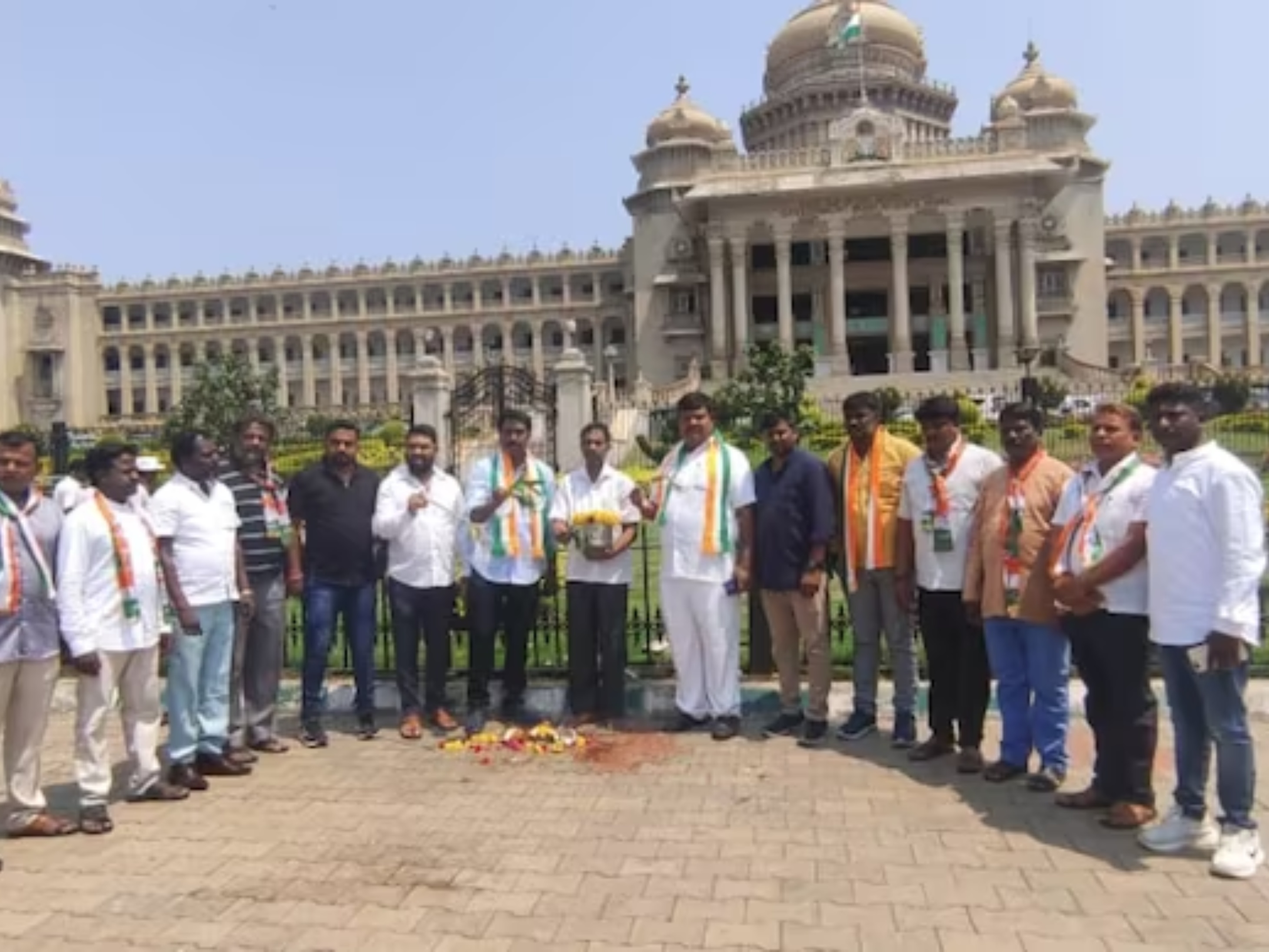 हवन-पूजन के बाद हनुमान चालीसा का पाठ किया